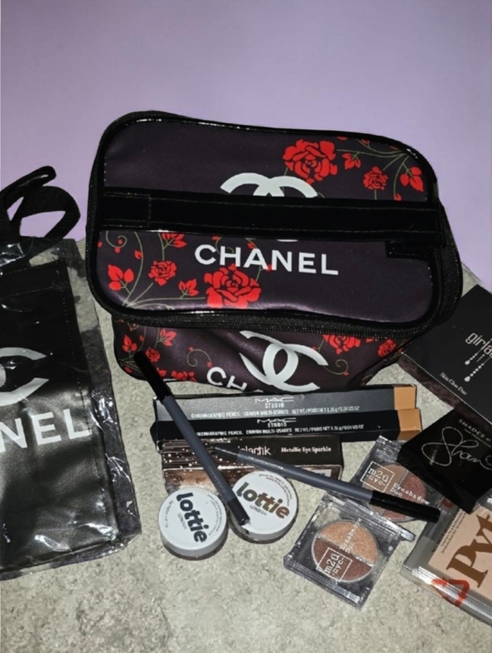 ♡♡♡ Assorted Makeup With Black Cosmetic Pouch with Red Rose Print